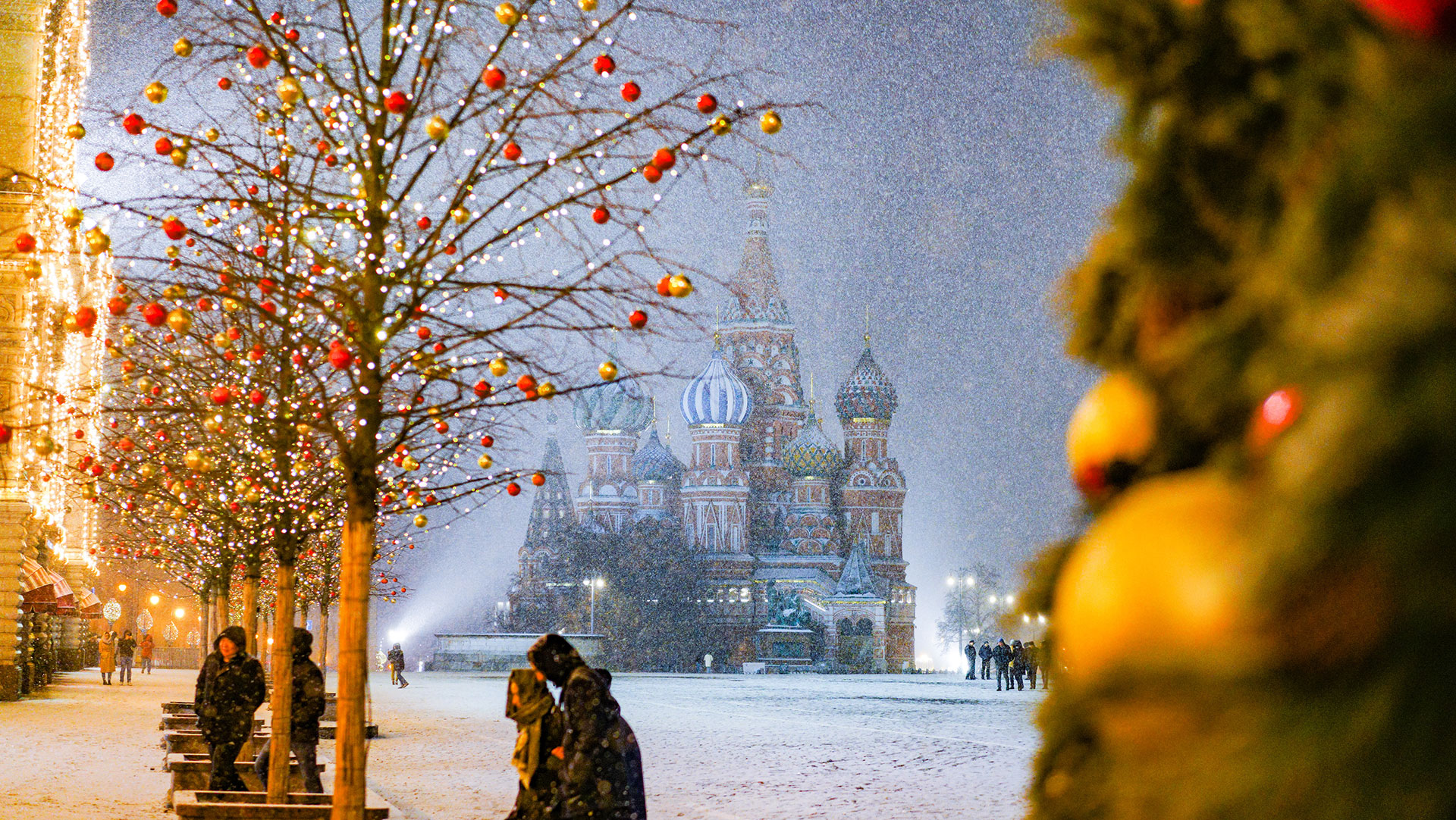 the-red-square-moscow-during-snow-storm-christma-2021-10-19-21-23-33-utc